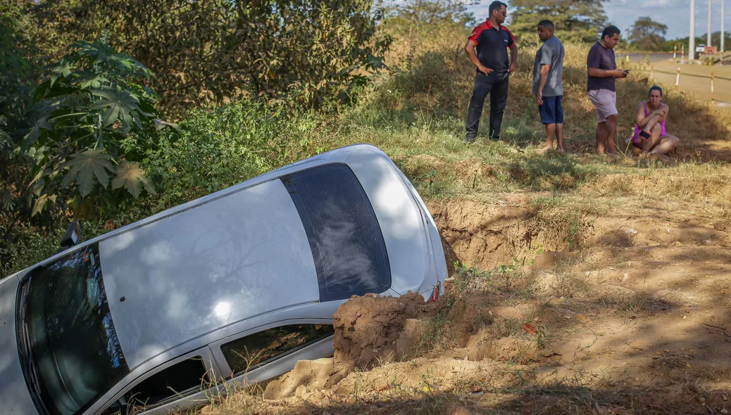 Populares da localidade ajudaram a retirar os ocupantes do carro