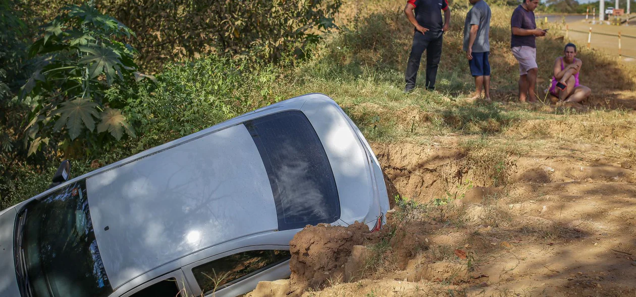 Populares da localidade ajudaram a retirar os ocupantes do carro