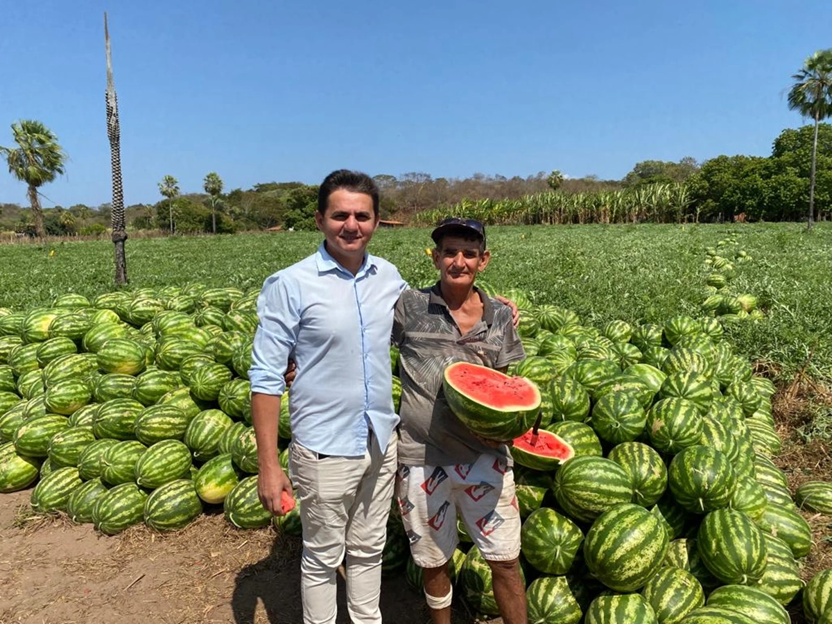 Prefeito comemora safra recorde de melancia em Jatobá do PI