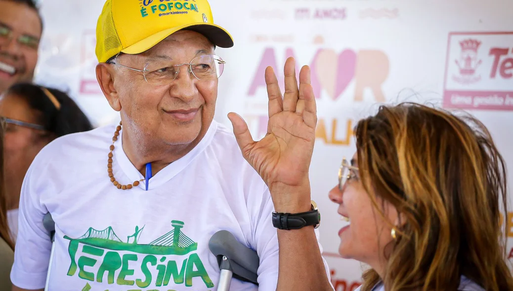 Prefeito cumprimentando moradores da localidade