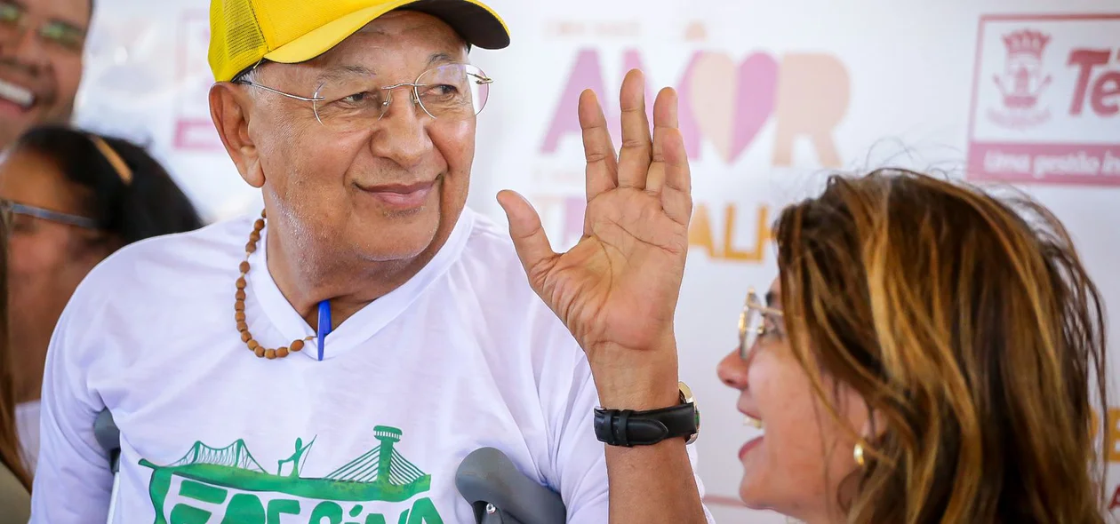 Prefeito cumprimentando moradores da localidade