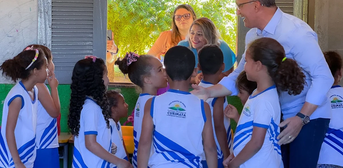 Prefeito de Curimatá visita escola Mergelina Dourado Guerra