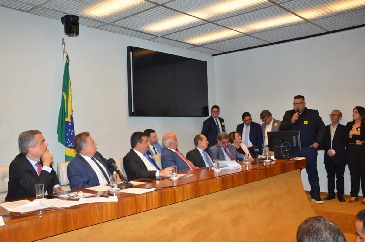 Prefeito de Pssagem Franca (PI), Saulo Trajano, durante a reunião