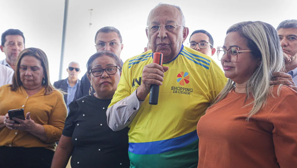 Prefeito discursando