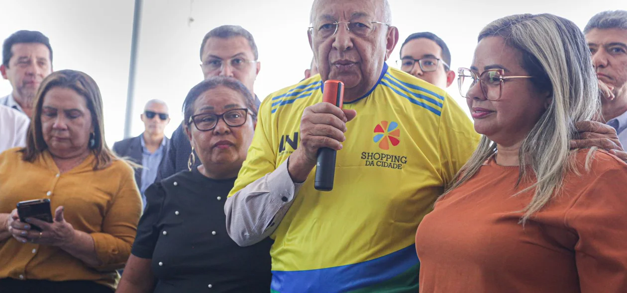 Prefeito discursando