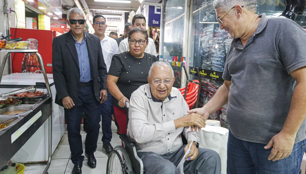 Prefeito Dr. Pessoa cumprimentando a população