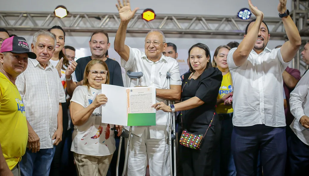 Prefeito Dr. Pessoa entrega registro de imóvel a moradora Maria de Lourdes