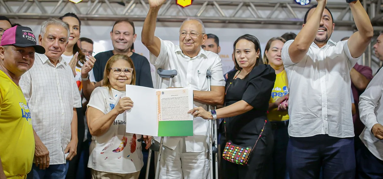 Prefeito Dr. Pessoa entrega registro de imóvel a moradora Maria de Lourdes