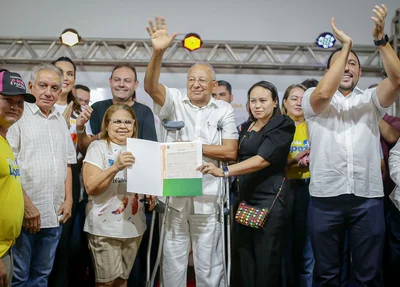Prefeito Dr. Pessoa entrega registro de imóvel a moradora Maria de Lourdes