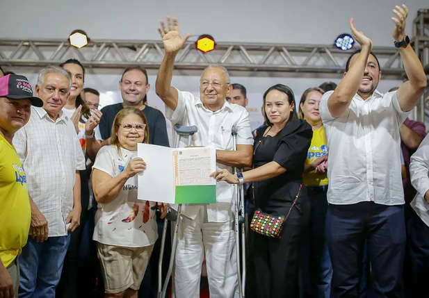 Prefeito Dr. Pessoa entrega registro de imóvel a moradora Maria de Lourdes