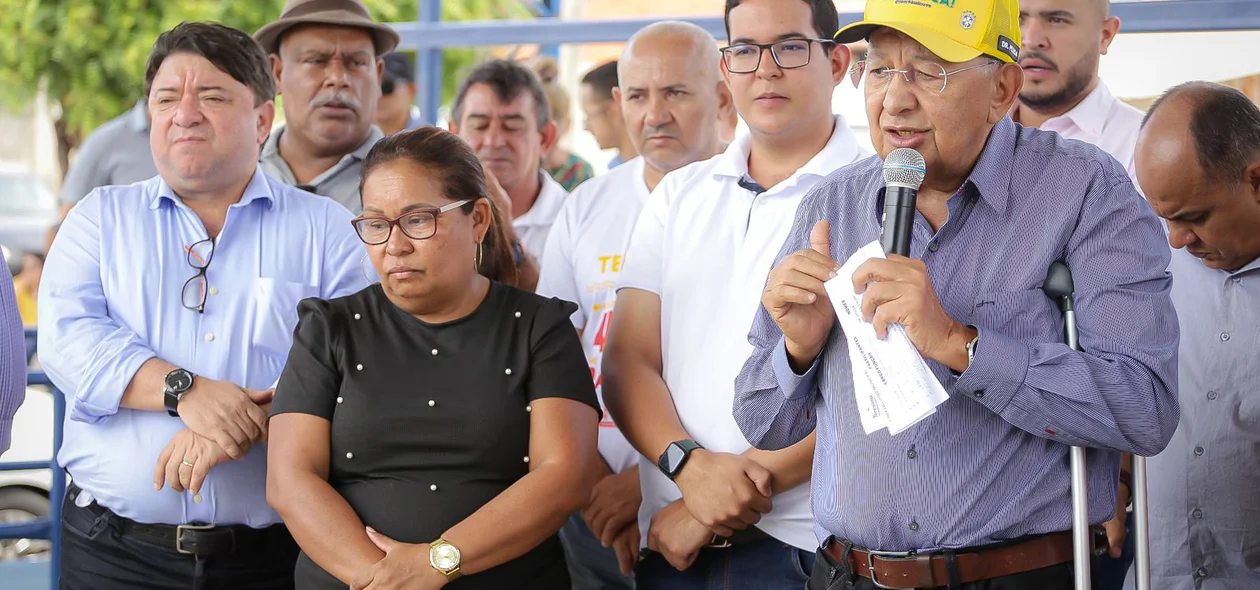 Prefeito Dr. Pessoa na inauguração da praça