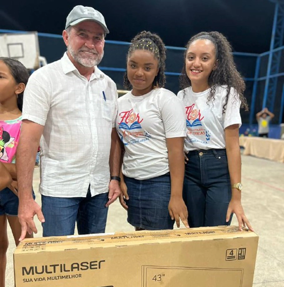 Prefeito entrega equipamentos para escola da comunidade