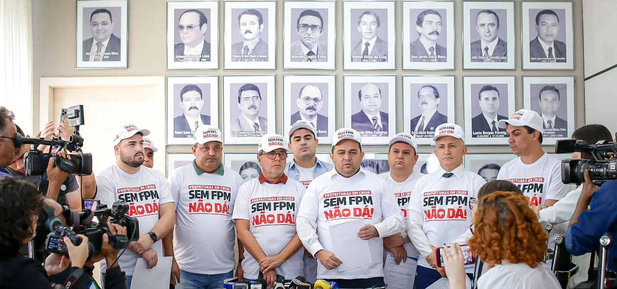 Prefeitos concedem coletiva de imprensa