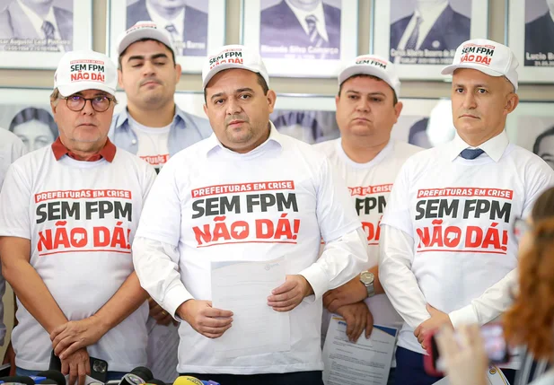 Prefeitos se reuniram nesta terça-feira para definir paralisação