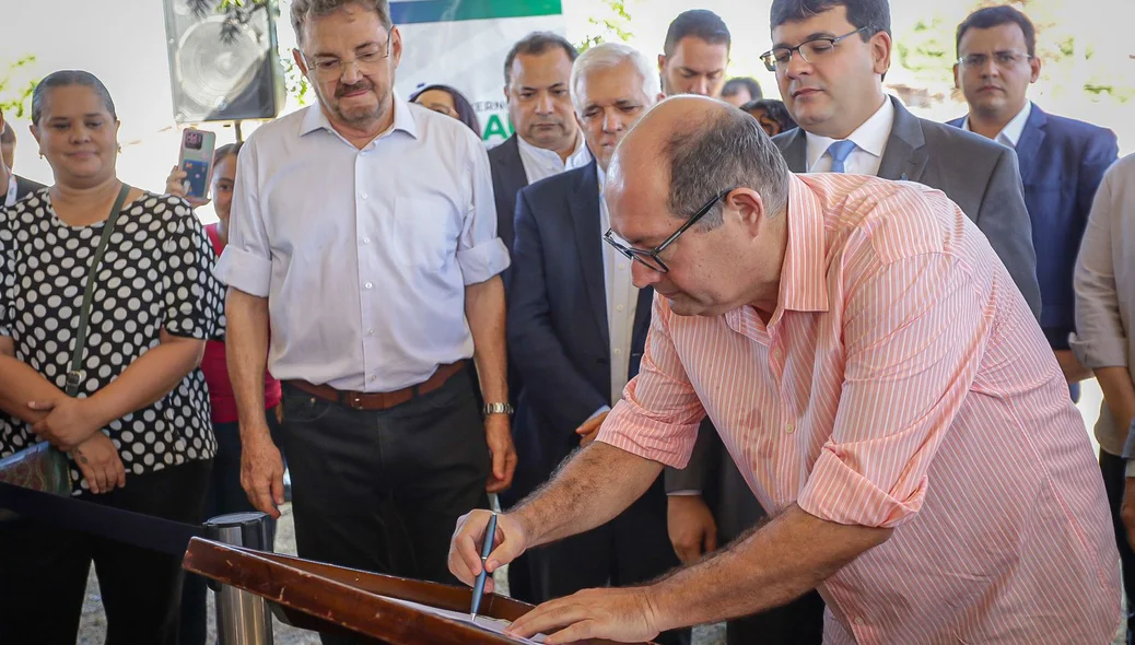 Presidente da CFLP José Augusto Nunes assinando autorização
