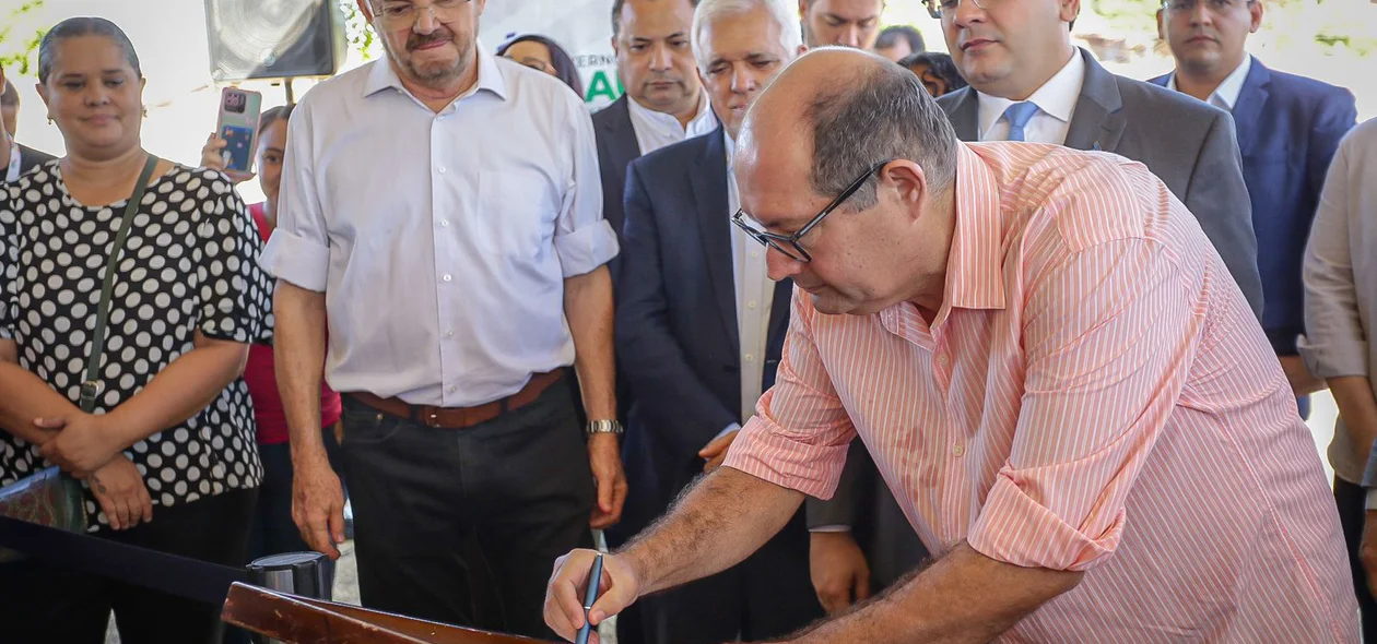 Presidente da CFLP José Augusto Nunes assinando autorização