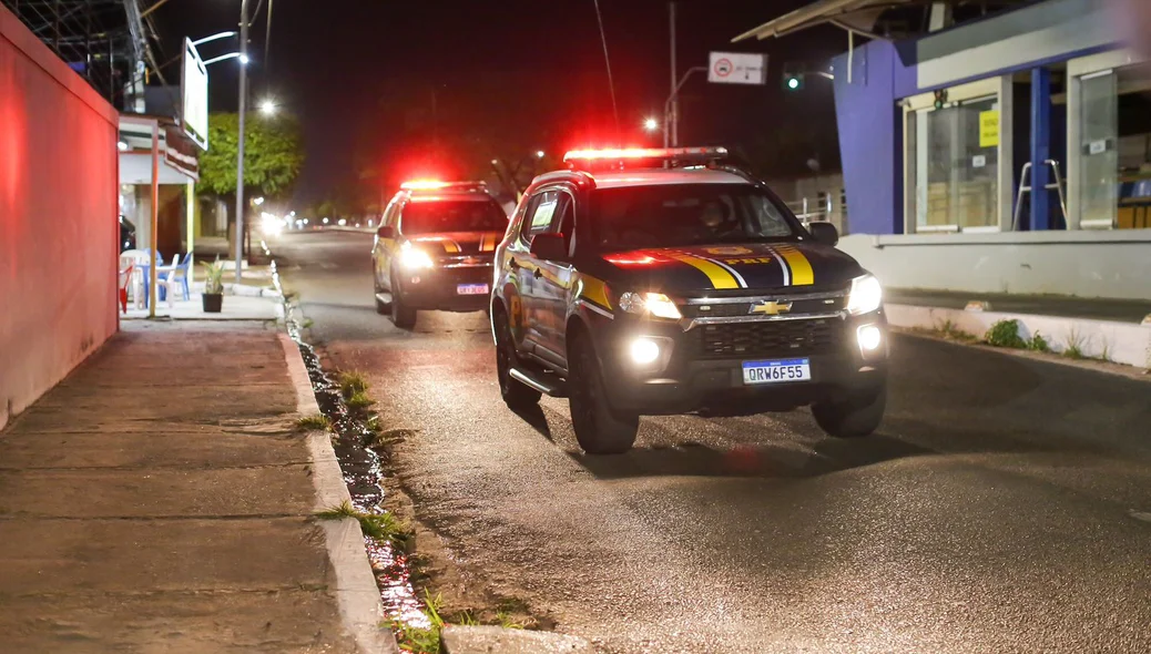 Presos chegando na sede do DRACO