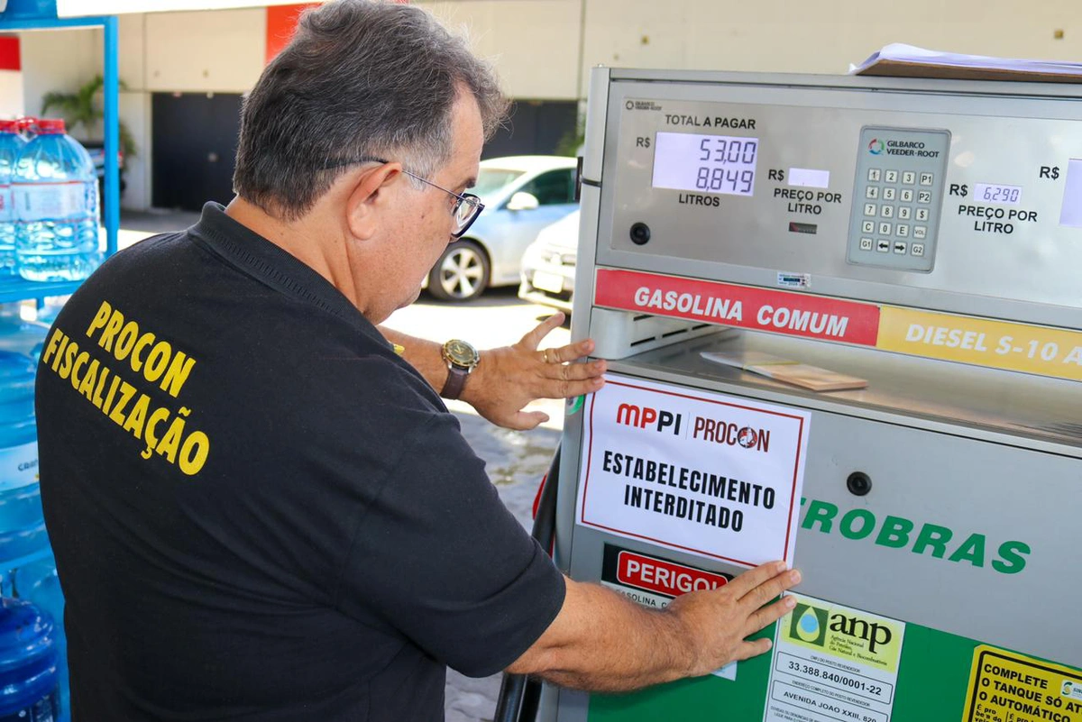 Procon e Polícia Civil interditam postos durante operação em Teresina