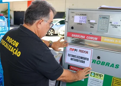 Procon e Polícia Civil interditam postos durante operação em Teresina