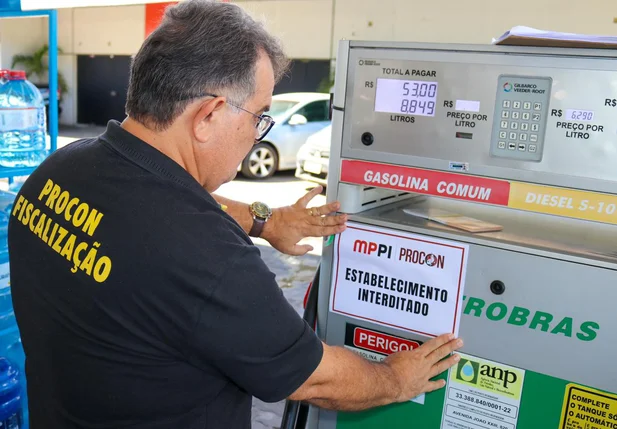 Procon e Polícia Civil interditam postos durante operação em Teresina