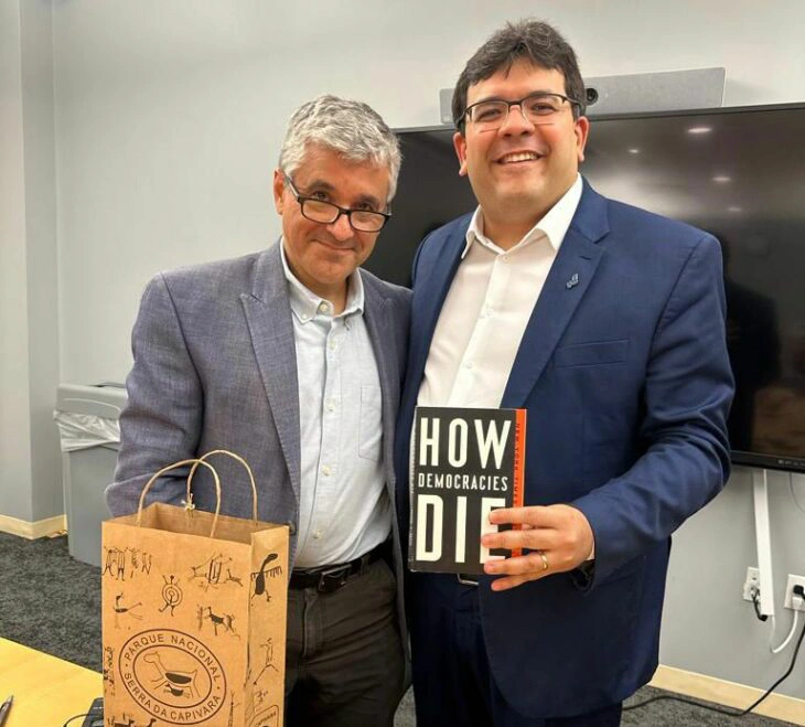 Rafael Fonteles com o escritor Steven Levitsky