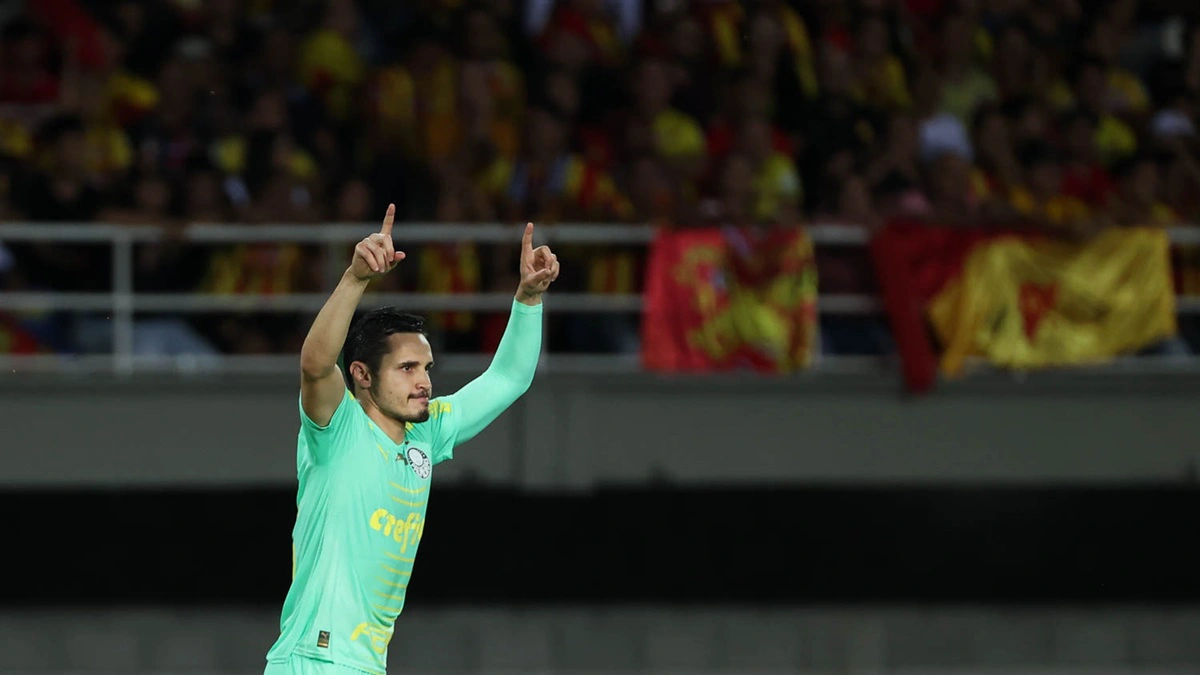 Raphael Veiga abriu o placar com gol de pênalti