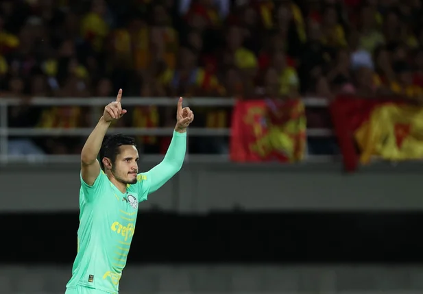 Raphael Veiga abriu o placar com gol de pênalti