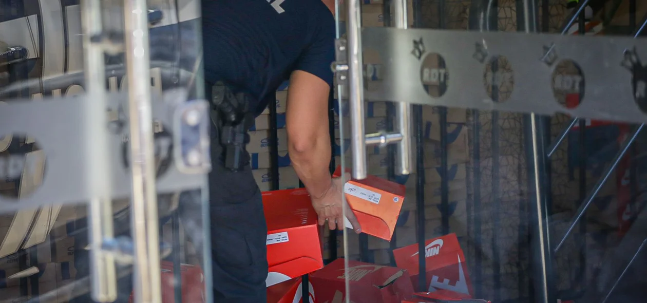 Receita Federal apreendendo tênis