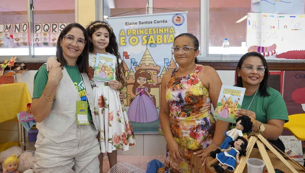 Reuniu os professores e gestores das escolas da rede municipal de ensino
