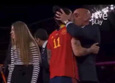 Rubiales cumprimenta Hermoso com um beijo