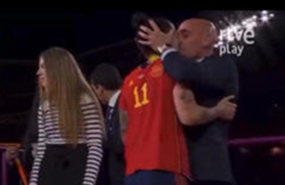Rubiales cumprimenta Hermoso com um beijo