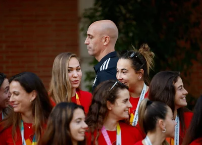 Rubiales, presidente da RFEF e as atletas da Seleção Espanhola