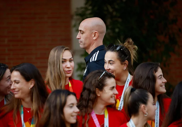 Rubiales, presidente da RFEF e as atletas da Seleção Espanhola