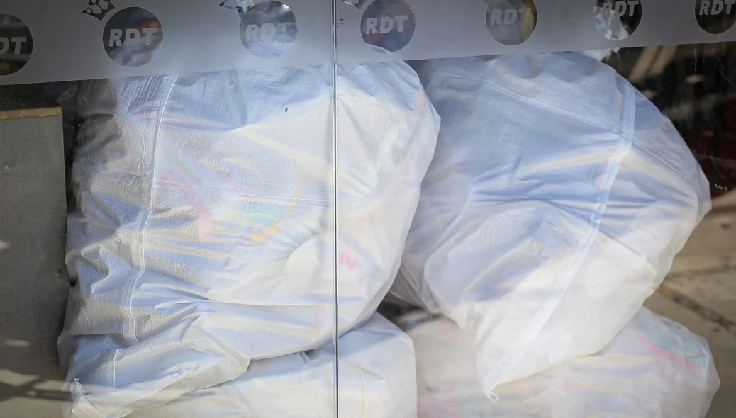 Sacolas de produtos apreendidos no Rei do Tênis
