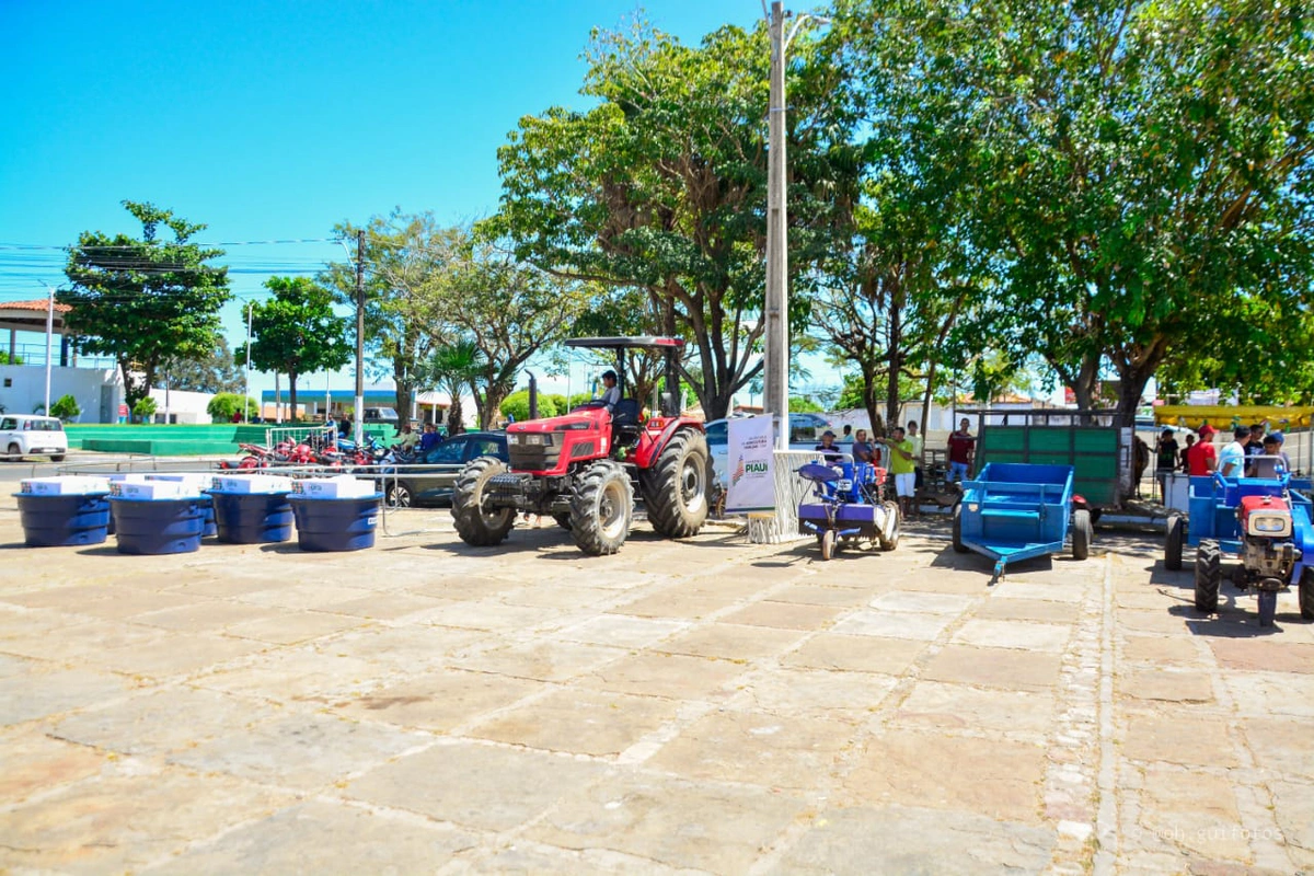 SAF entrega equipamentos agrícolas para agricultores familiares de Nossa Senhora dos Remédios