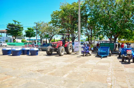 SAF entrega equipamentos agrícolas para agricultores familiares de Nossa Senhora dos Remédios