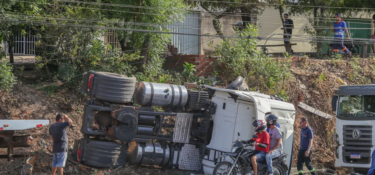 Scania tombou na contramão da BR 343, no Parque Rodoviária