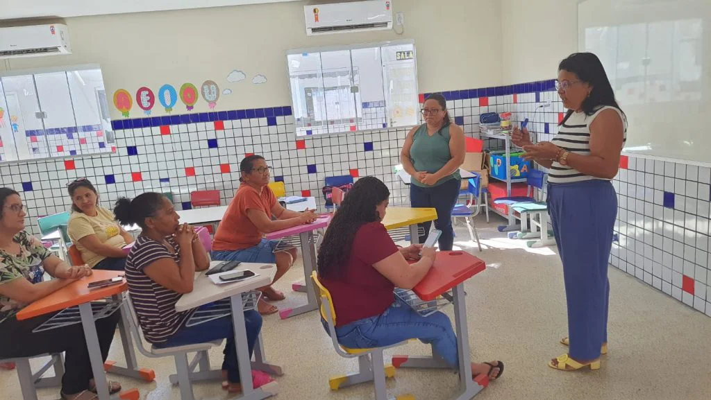 Secretária de Educação de Uruçuí participa de reunião com servidores