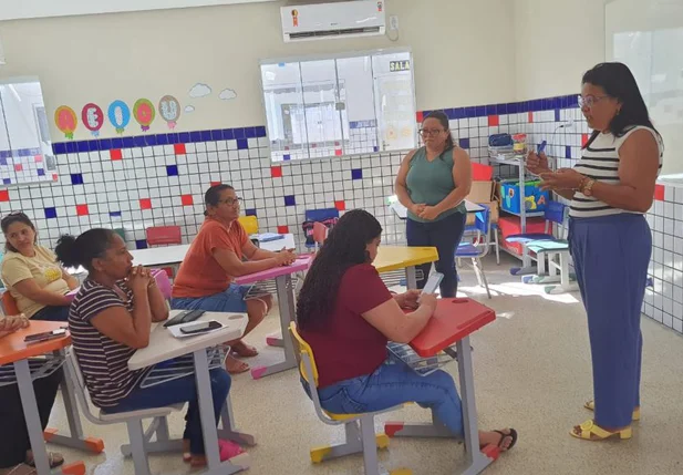 Secretária de Educação de Uruçuí participa de reunião com servidores