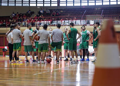 Seleção no período de treinamento no ginásio do Sírio, em São Paulo