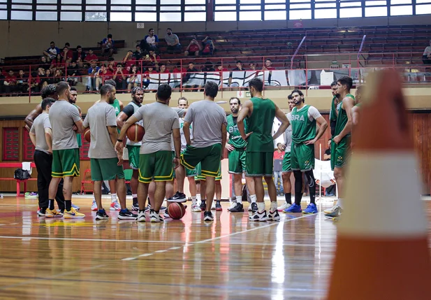 Seleção no período de treinamento no ginásio do Sírio, em São Paulo