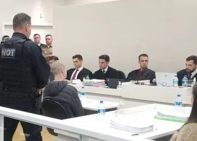 Sentado de costas, acusado de mortes em Saudades (SC) ficou em silêncio