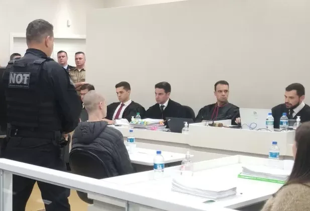 Sentado de costas, acusado de mortes em Saudades (SC) ficou em silêncio