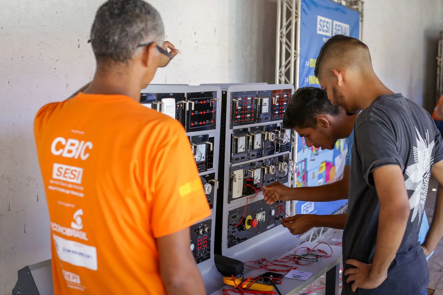 Dia da Construção Civil é marcado por ação social no clube do