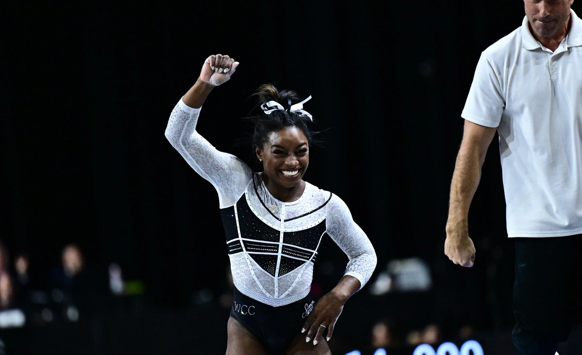 Simone Biles comemora performance