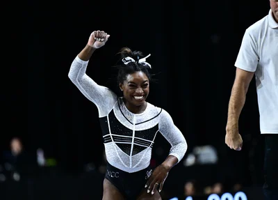 Simone Biles comemora performance
