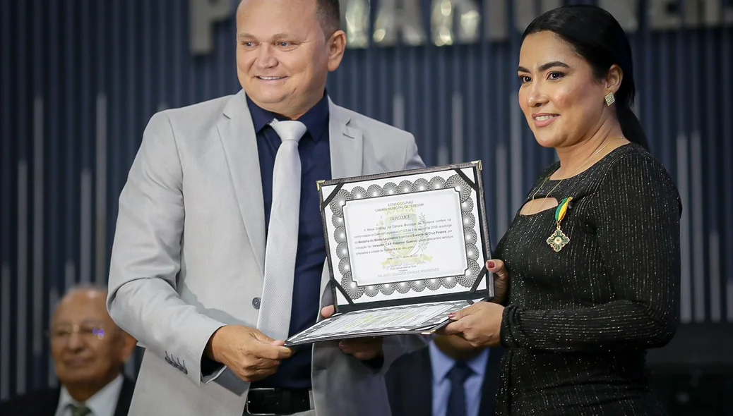 Suelene Pessoa recebendo honraria