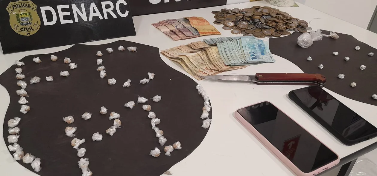 Também foram apreendidos dois aparelhos celulares e uma faca