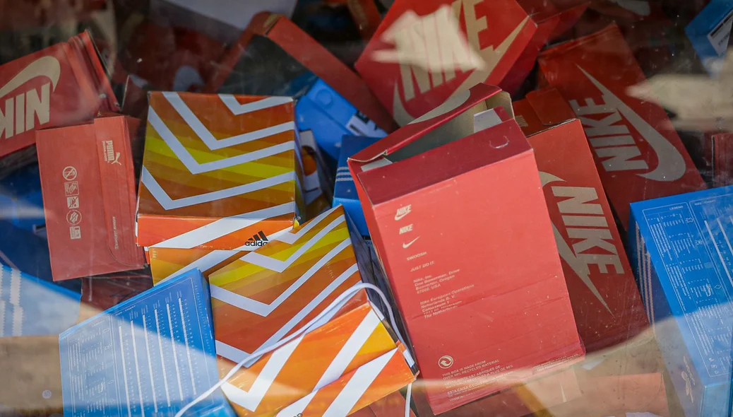 Tênis de marcas como "Nike" e "Adidas" foram apreendidos