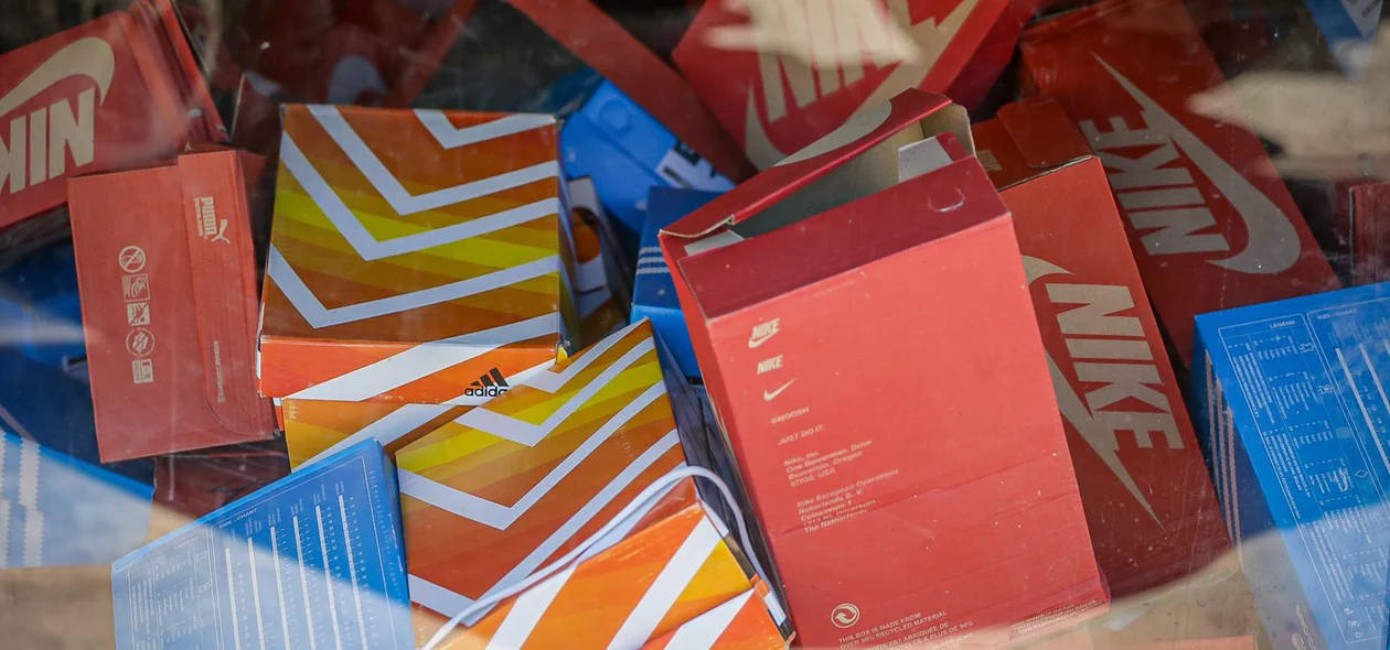 Tênis de marcas como "Nike" e "Adidas" foram apreendidos